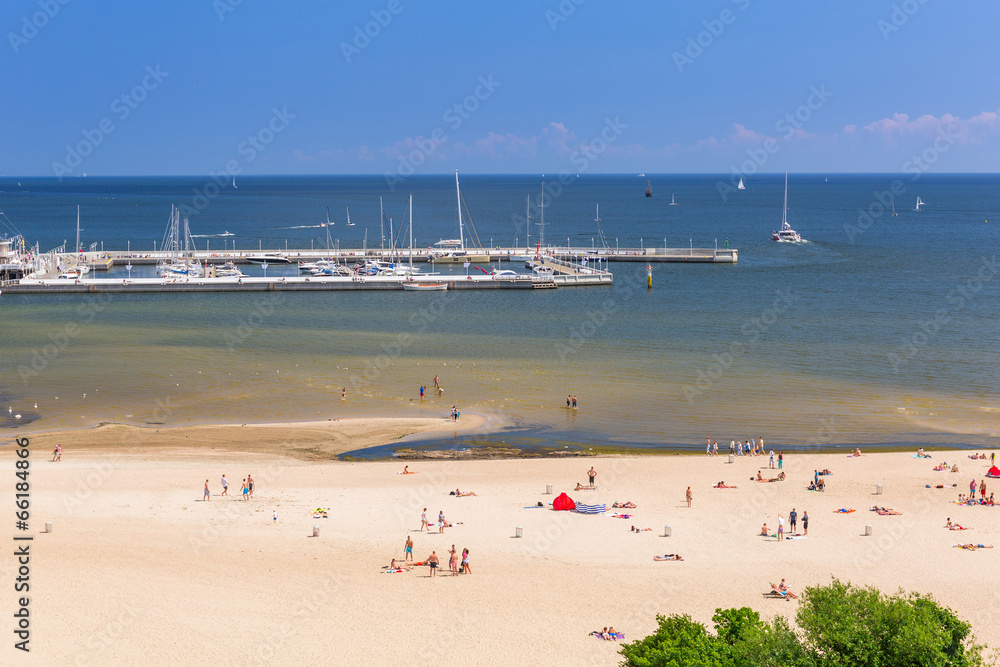 波兰索波特波罗的海海滩上的夏天