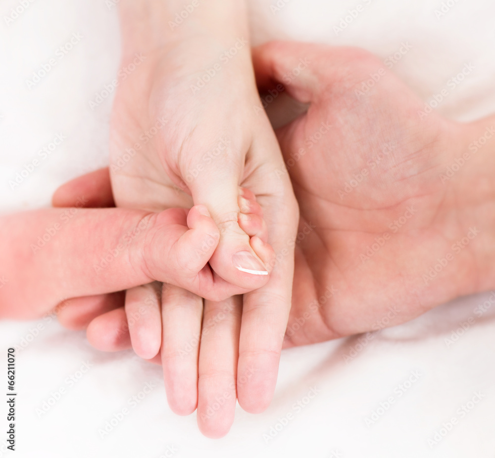 母亲、父亲和新生儿的手
