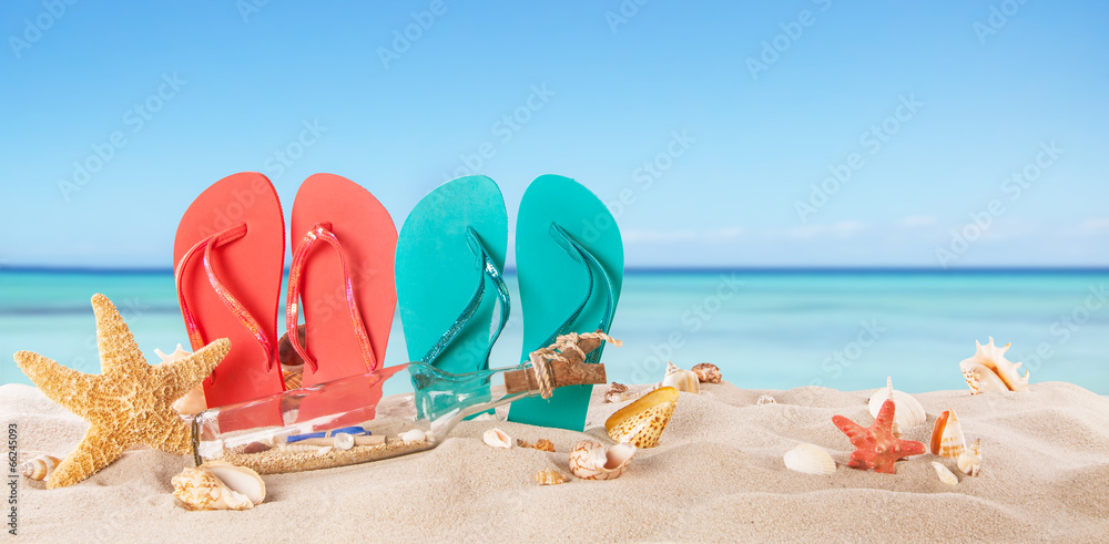 带彩色凉鞋的夏日海滩