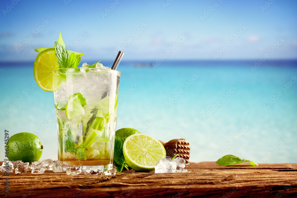 夏日沙滩莫吉托饮品