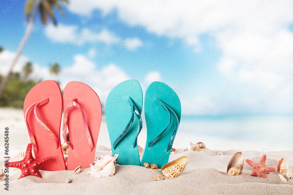带彩色凉鞋的夏日海滩