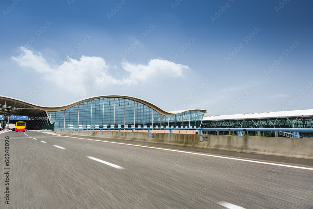 机场航站楼和高速公路