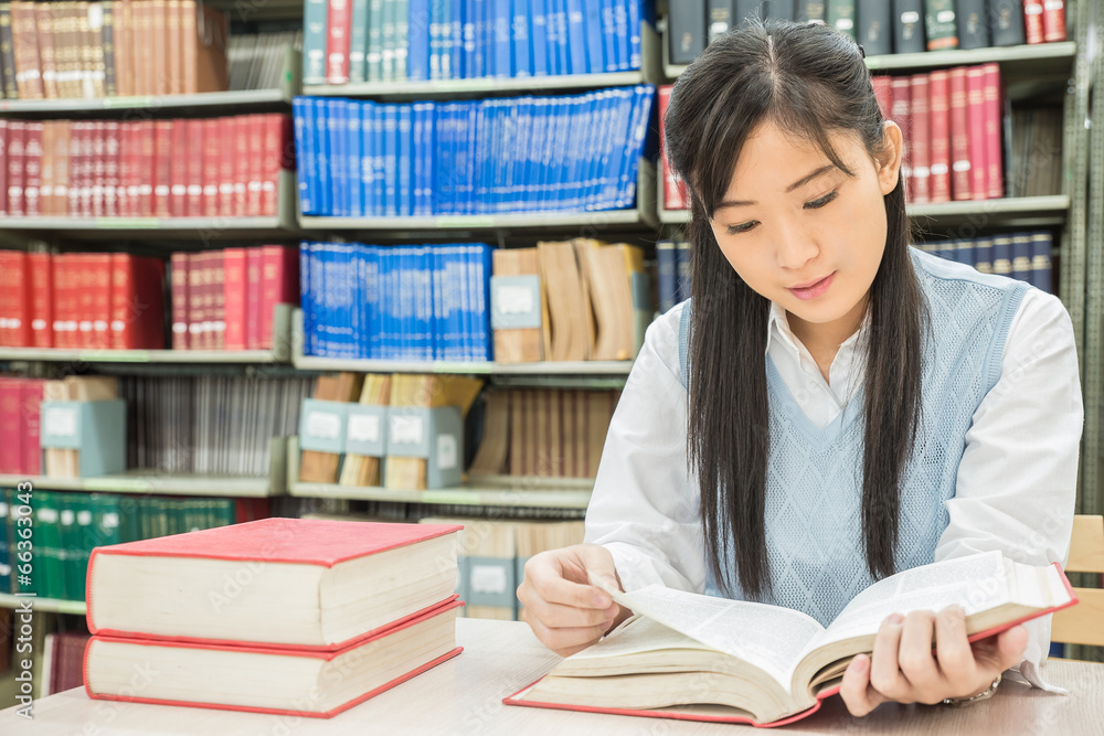 亚洲学生在大学图书馆读书