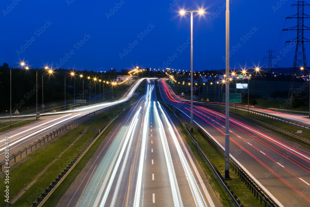 晚上的高速公路交通。汽车亮着灯。交通