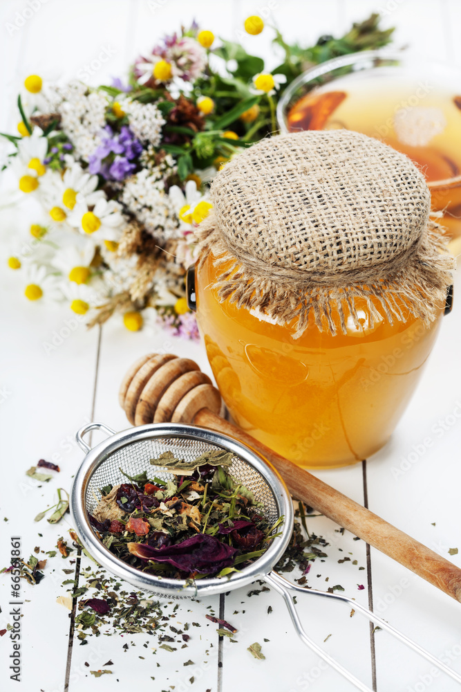 蜂蜜和草药茶