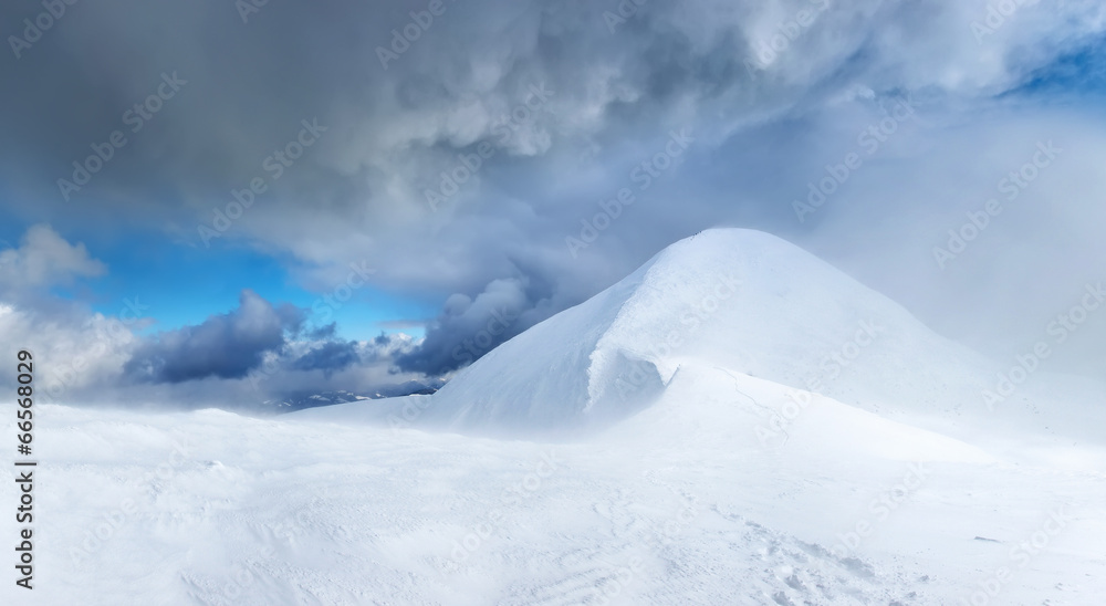 暴风雪期间的雪顶。美丽的冬季景观