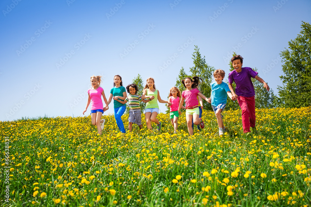 奔跑的孩子在草地上牵着手
