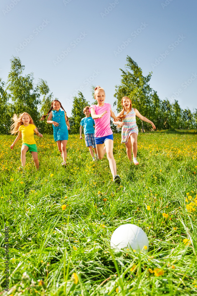 快乐的孩子们在绿茵场踢足球