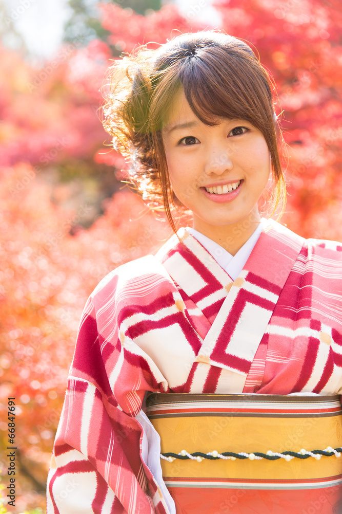 亚洲女子秋季穿日本和服