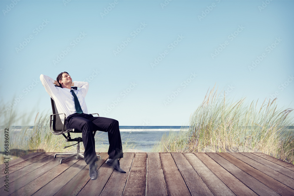 商人在海滩的办公椅上放松