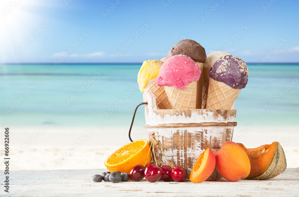 海滩上的水果冰淇淋