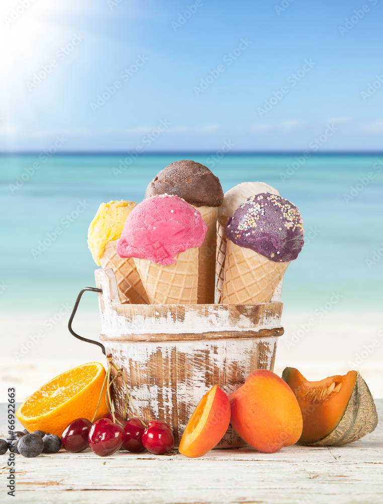 海滩上的水果冰淇淋