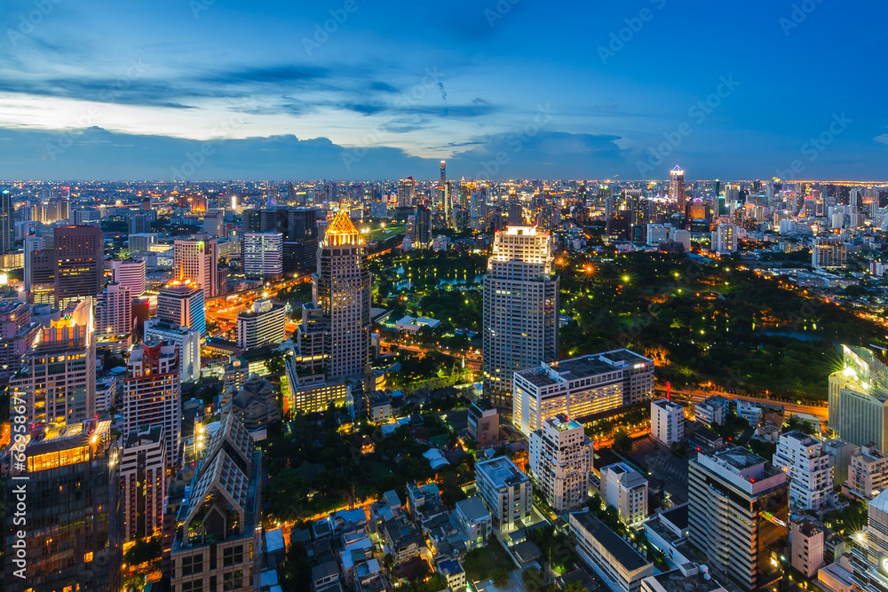 日落后的曼谷城市景观
