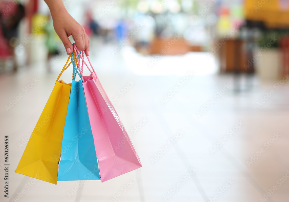 购物！女性手拿彩色购物袋购物