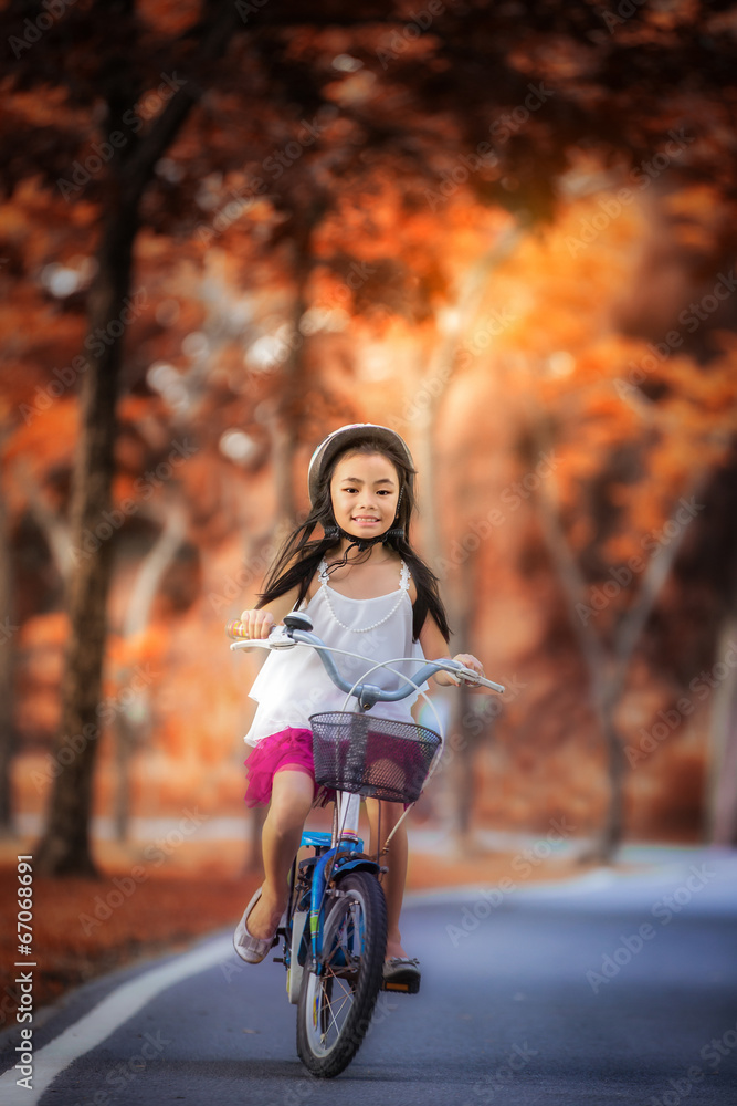 公园里骑自行车的小女孩