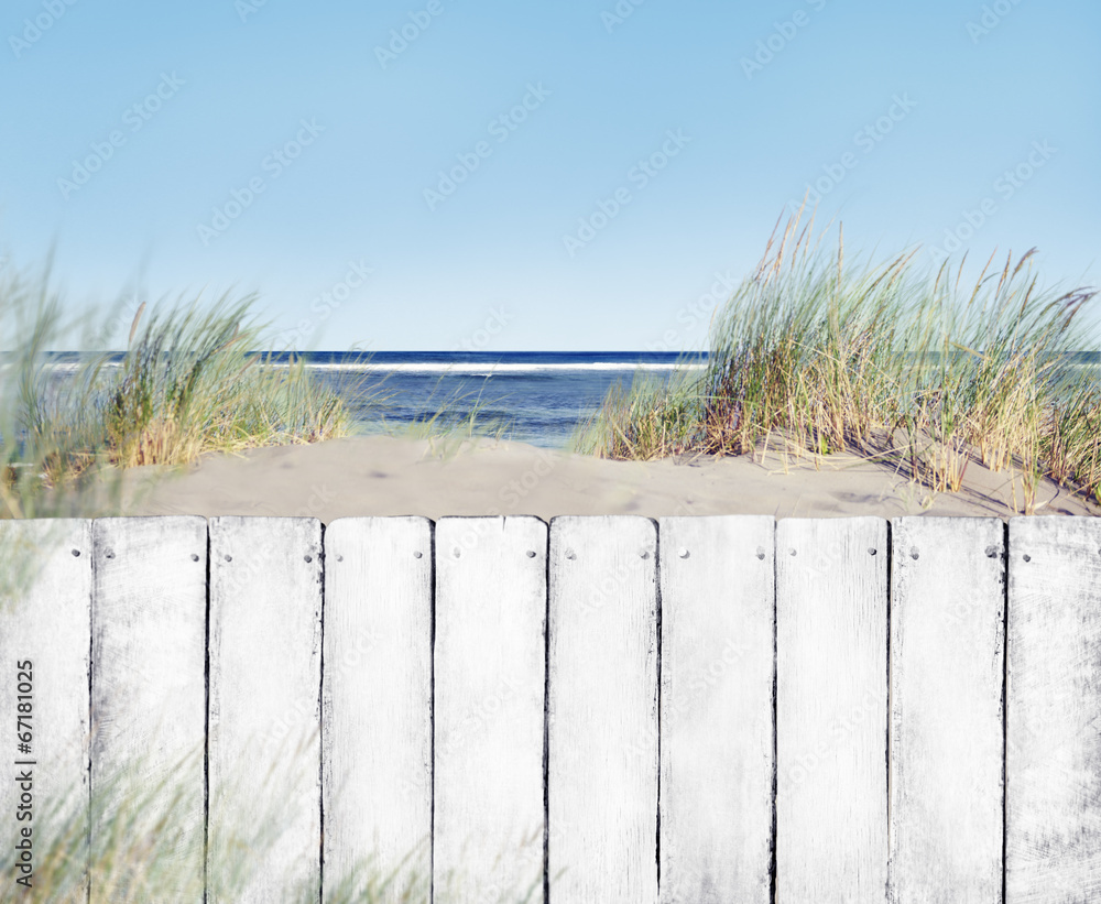 海滩和白色木栅栏