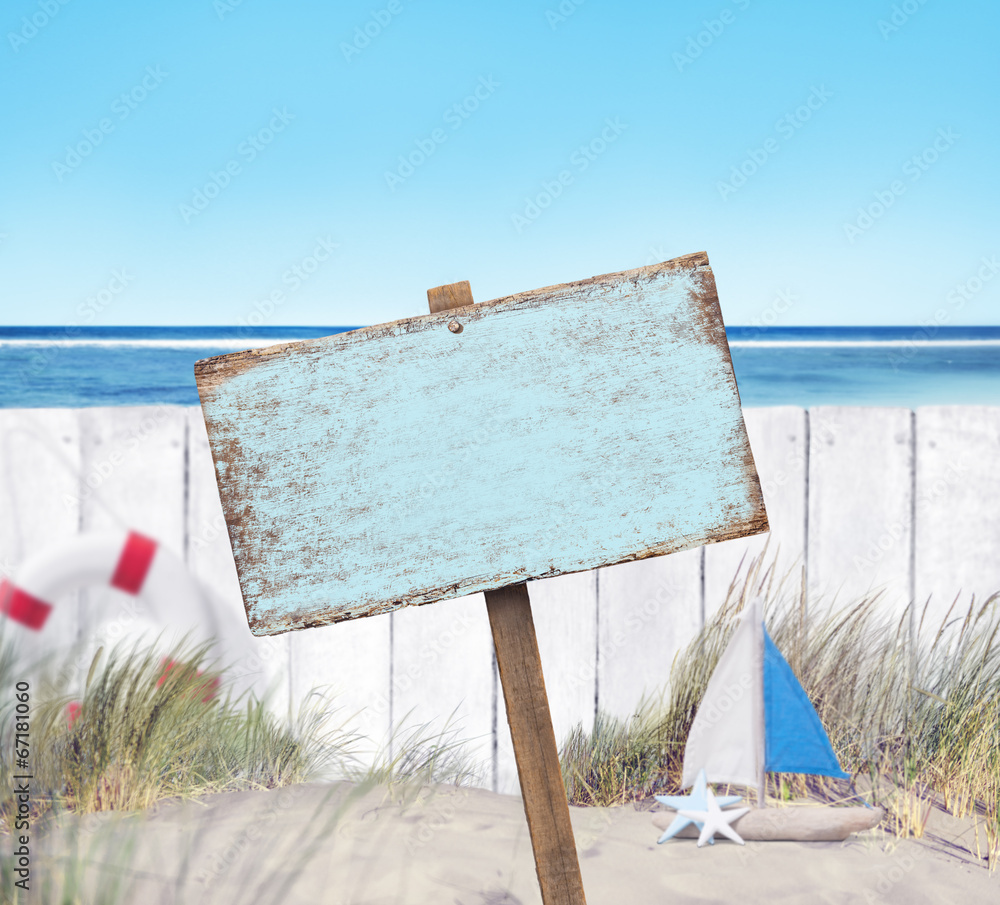 海滩上的空标志牌和木栅栏