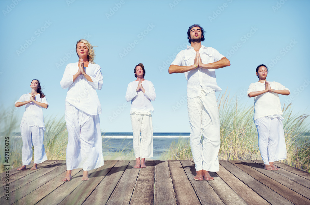 一群人在海滩上做瑜伽