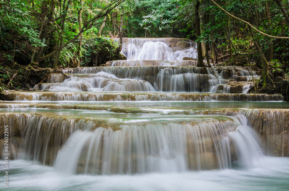 泰国Kanchanaburi美丽的Huay mae kamin瀑布