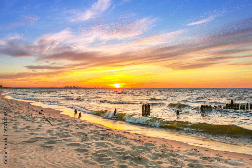 波兰波罗的海海滩上的日落