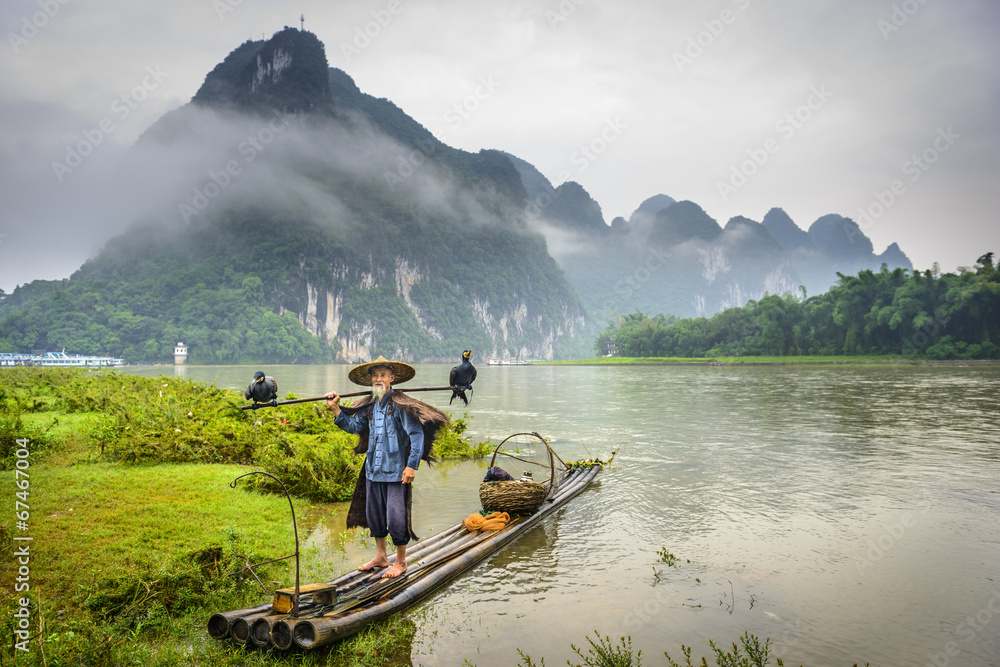 中国漓江上的拖网渔民