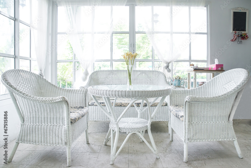 背景中的白色椅子、桌子和窗台