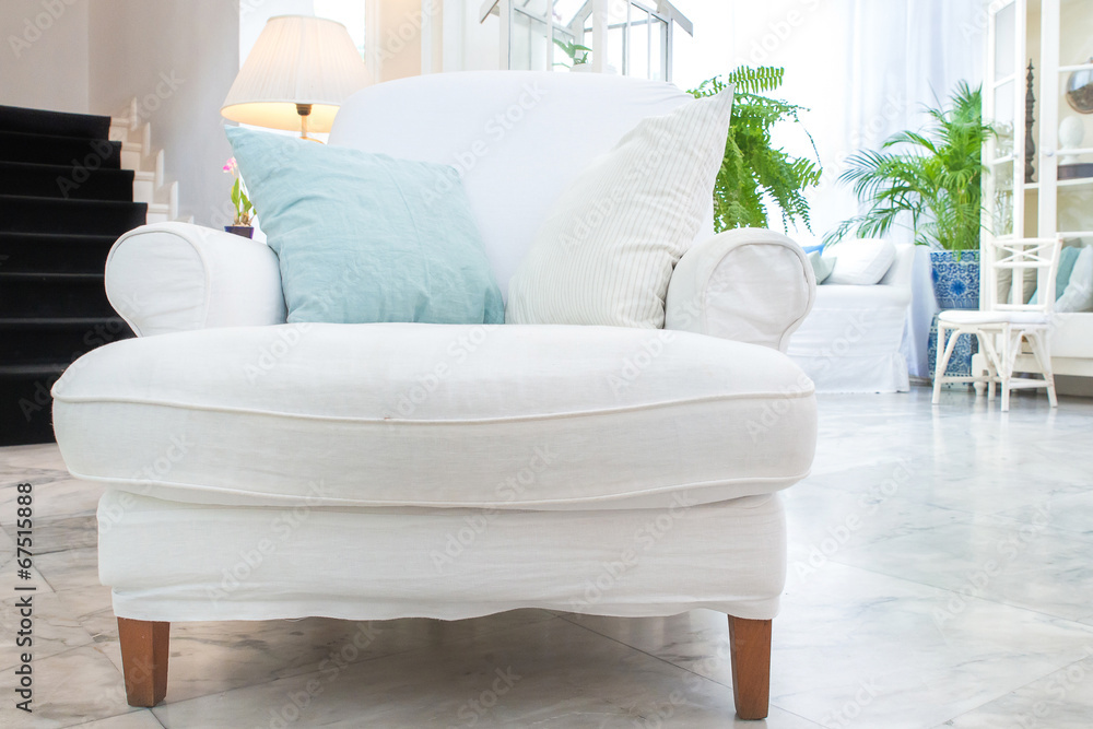 客厅带枕头的白色扶手椅，复古风格