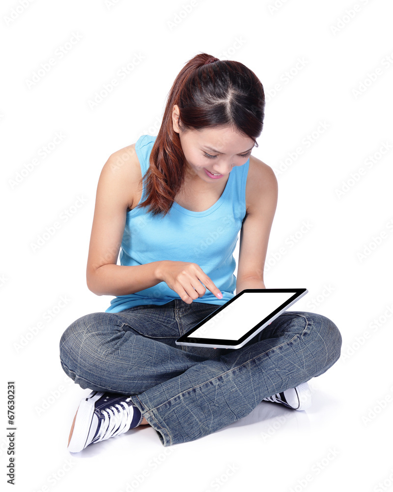 女学生坐着使用数字平板电脑