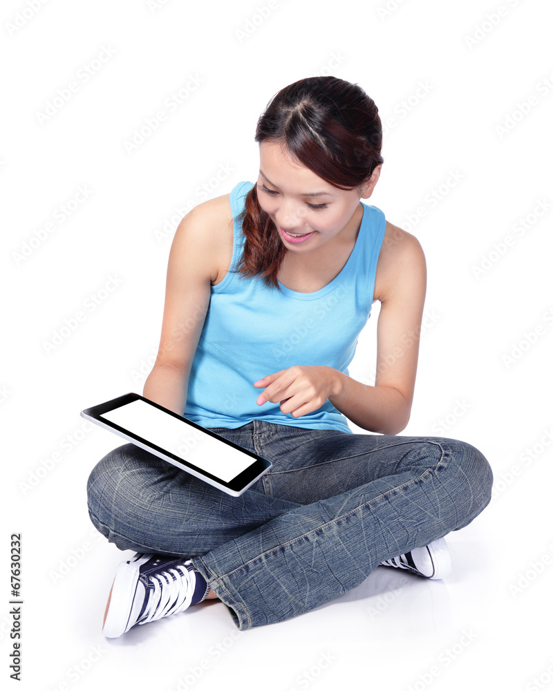 女学生坐着使用数字平板电脑