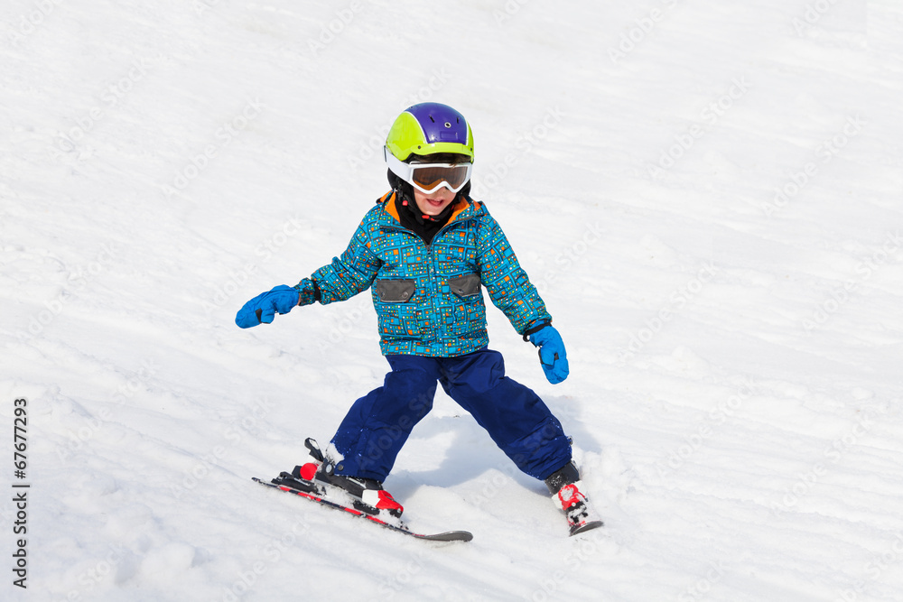戴着滑雪面罩微笑的男孩学习滑雪