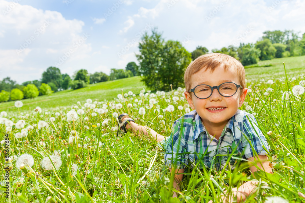 躺在草地上的小男孩微笑着