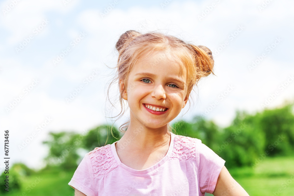 美丽的小女孩对着镜头微笑