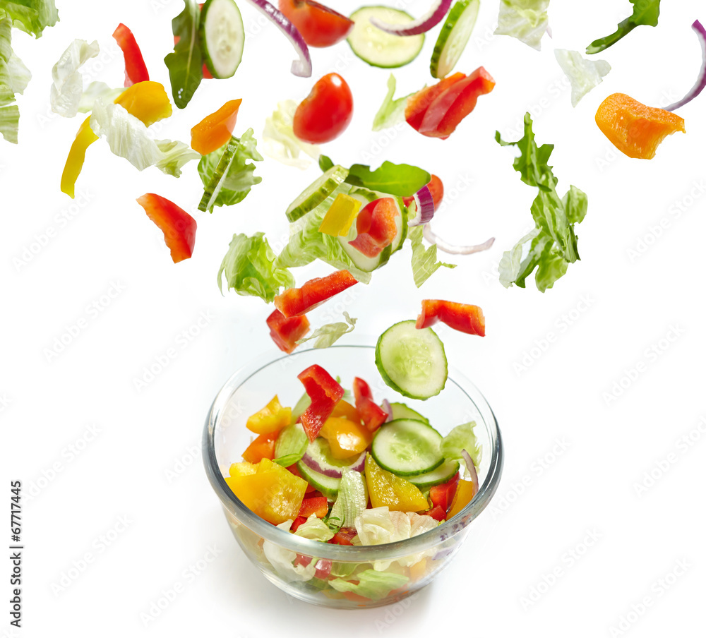 新鲜蔬菜掉进玻璃碗里
