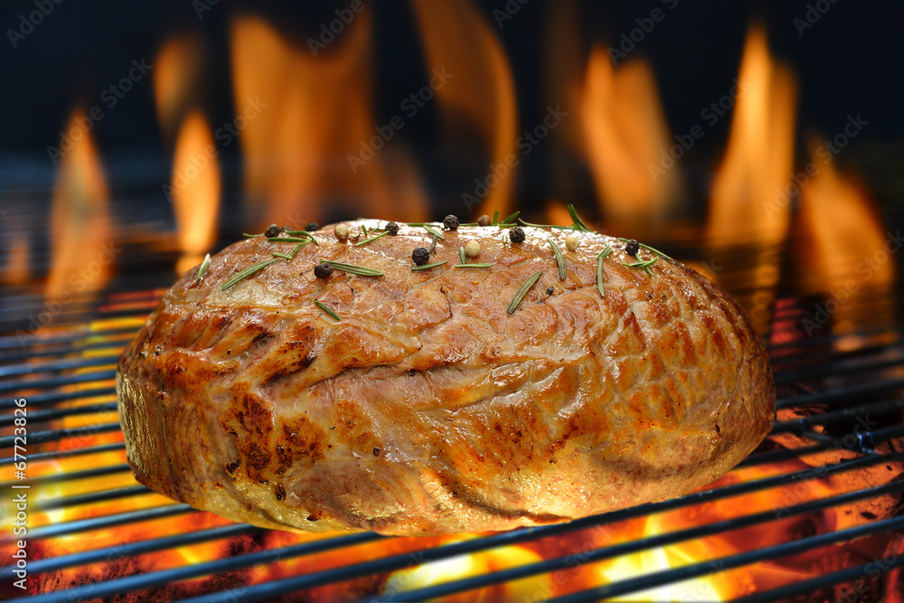 烤架上有火焰的烤肉