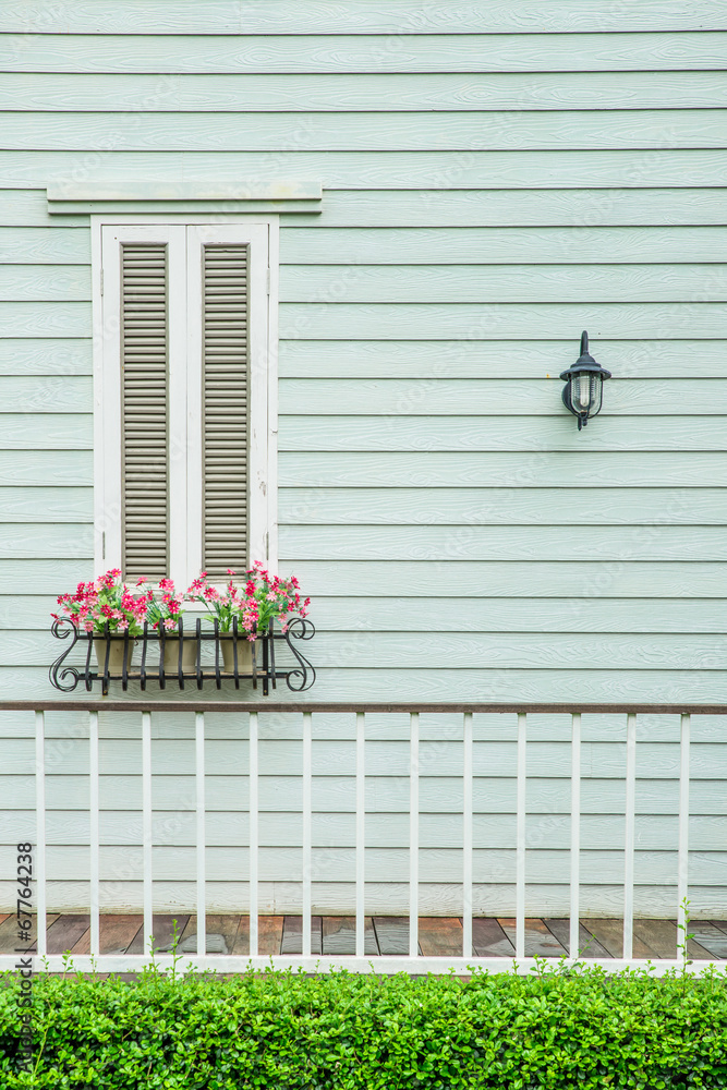 带花盆和鲜花的乡间别墅窗户