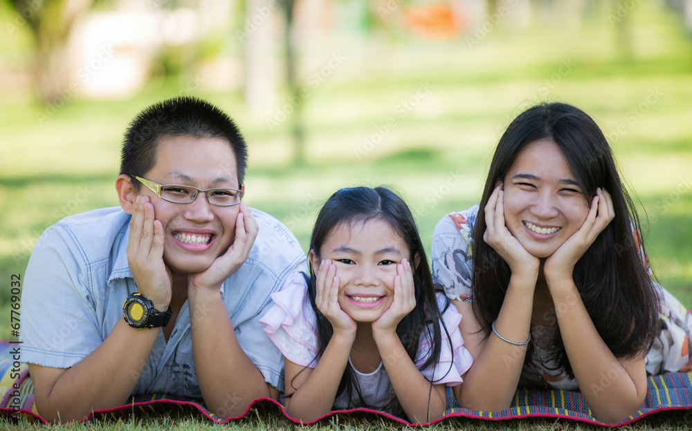 快乐的亚洲母亲、父亲和女儿