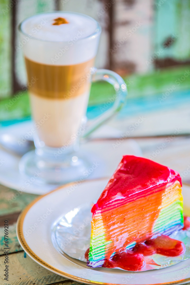 分层彩虹蛋糕和卡布奇诺咖啡