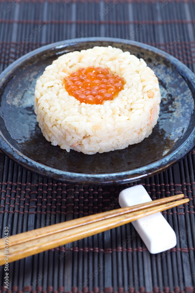 橙色鱼蛋日本饭团