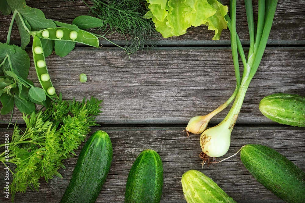 木板上的绿色蔬菜