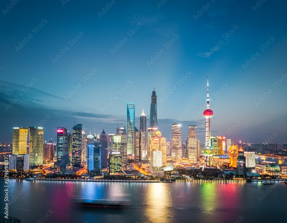 夜幕降临的上海金融区天际线