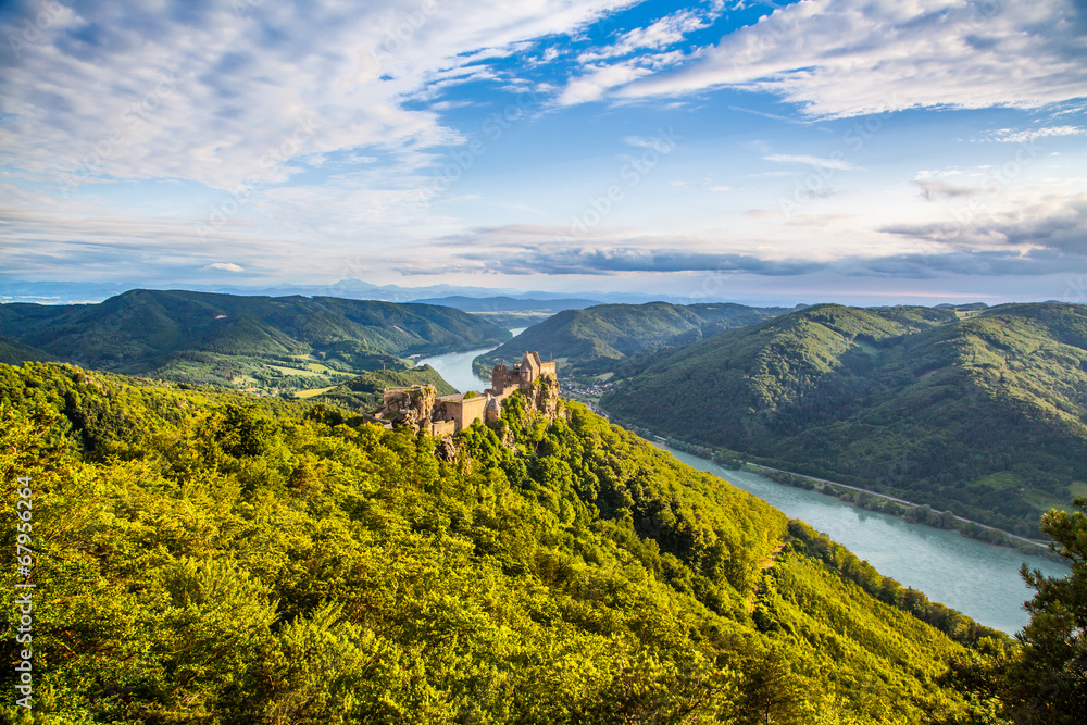 奥地利多瑙河和古老城堡的瓦绍景观