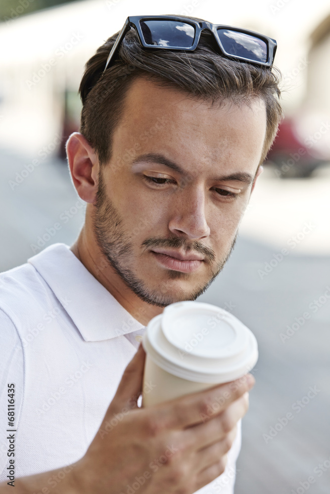 喝咖啡的年轻人