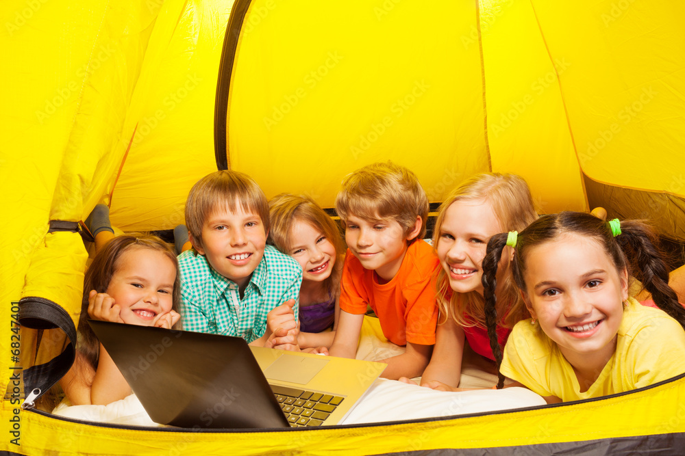 六个孩子躺在黄色帐篷里