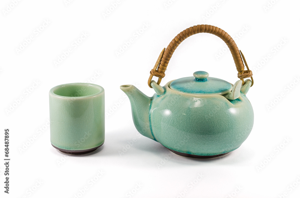 中国绿色茶壶和茶杯隔离