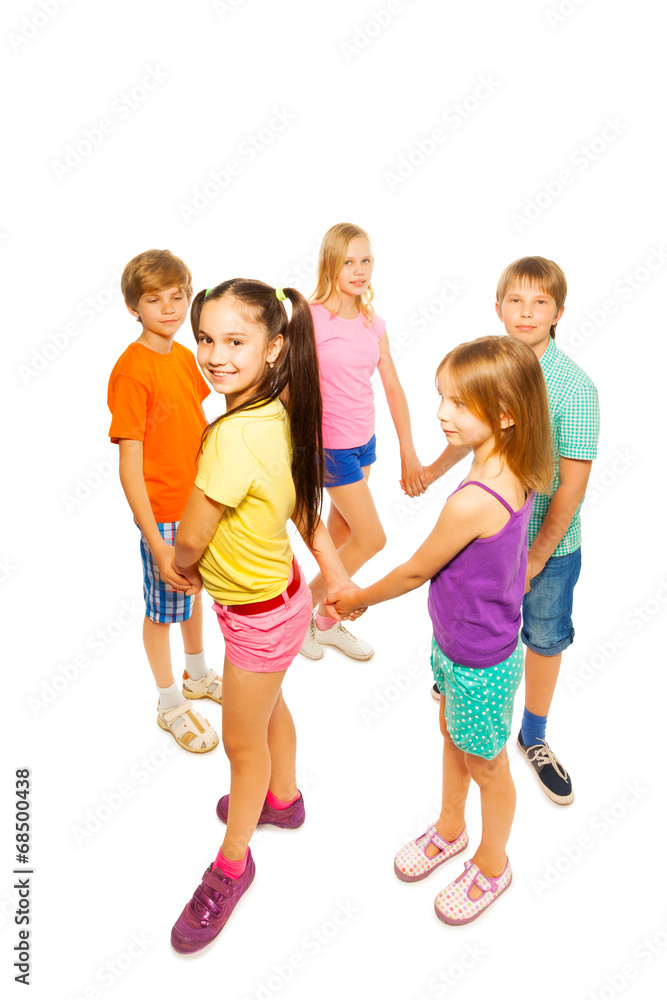 五个孩子围成一圈，在白色隔离