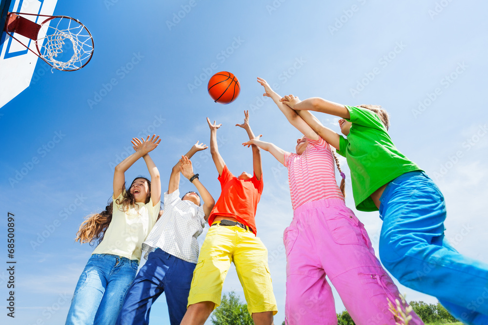 孩子们拿着球在天上打篮球
