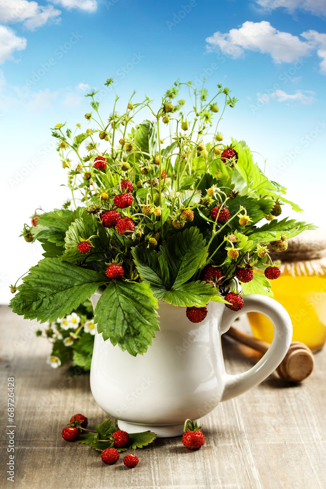 一束野生草莓配凉茶和蜂蜜