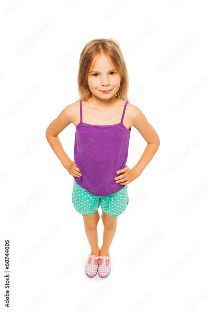 穿着紫色衬衫的漂亮小女孩