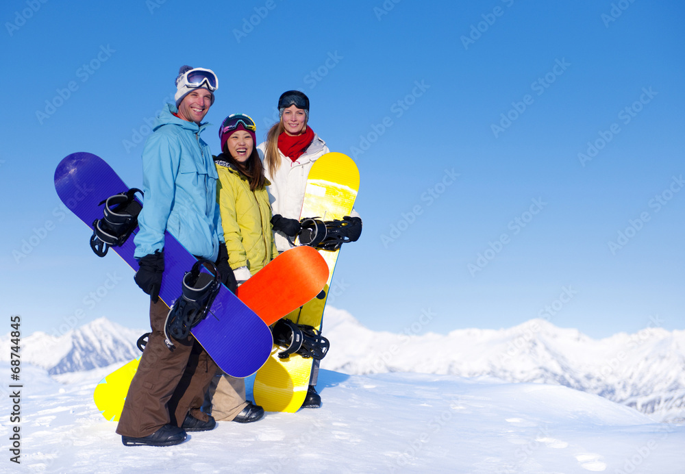 山顶上的三个滑雪运动员
