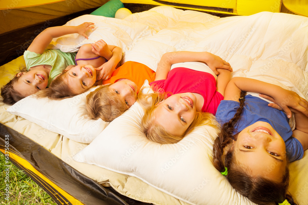 五个漂亮的孩子盖着毯子躺着